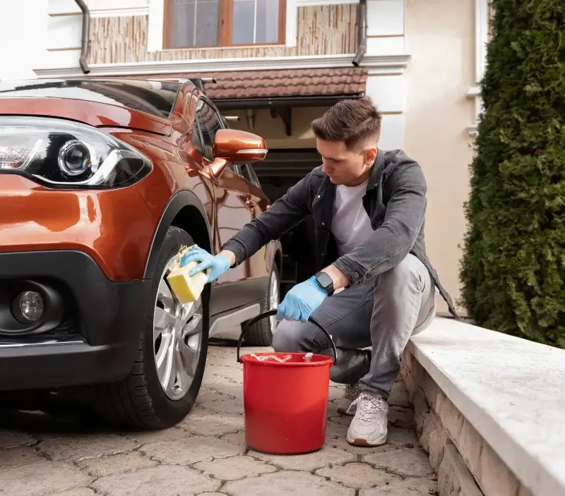 Lavage auto à domicile Saint-Montan : professionnel intervenant sur un véhicule